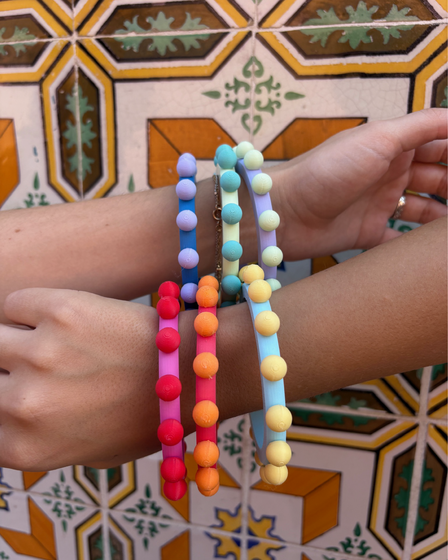 dois braços com pulseiras